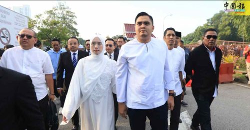 五金店国旗短暂倒挂｜一身白衣陪上庭 阿克马妻受瞩目