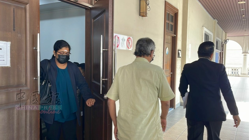 女被告的母亲（左起）与父亲，一同步出高庭，准备为女儿去缴付罚款。
