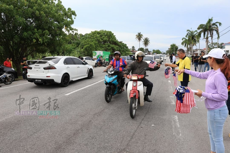 五金店国旗短暂倒挂｜火箭提早1小时派国旗 赖国平：派完就离开