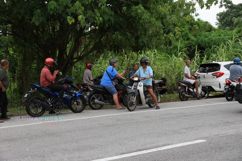 五金店国旗短暂倒挂｜火箭提早1小时派国旗 赖国平：派完就离开