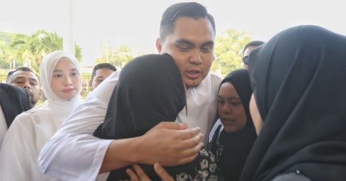 五金店国旗短暂倒挂｜阿克马昨盼父在身边 慈母今爱相随