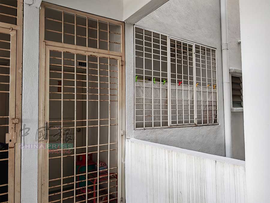 两母女居住的住家门口，仍可看到小死者的粉色拖鞋，惹人鼻酸。
