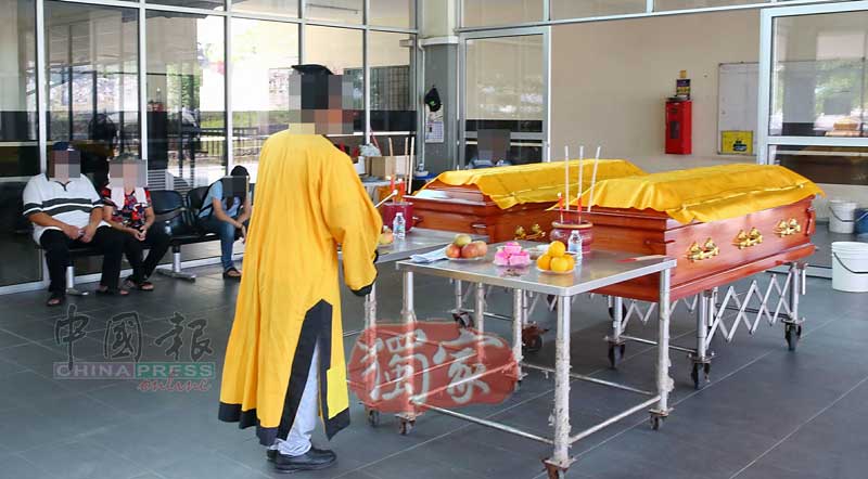 道士在灵柩前进行念经仪式。