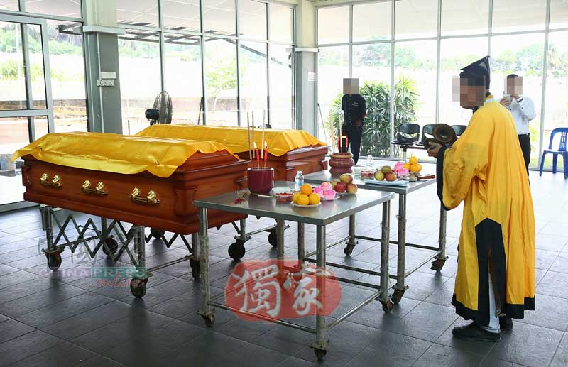 道士在灵柩前进行念经仪式。
