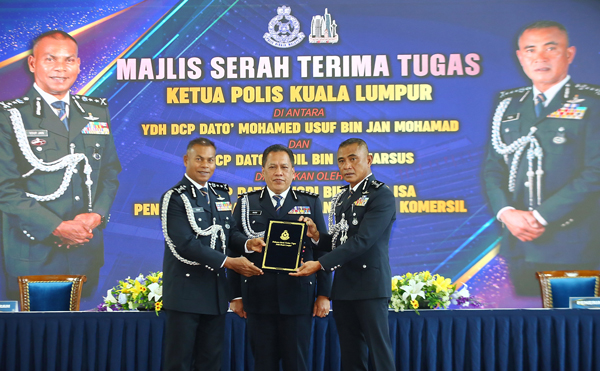 法迪尔（右起）在鲁斯迪见证下，从莫哈末尤索夫手中接过隆市总警长一职。