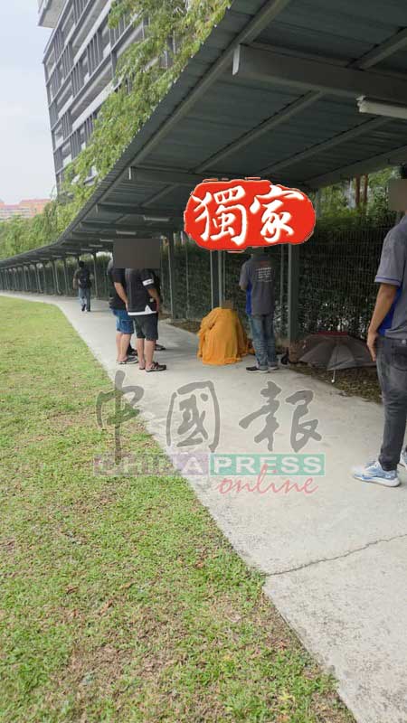 独家｜华裔男大生家属 到案发现场招魂