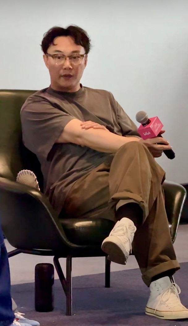 陈奕迅瞬间没有笑容。