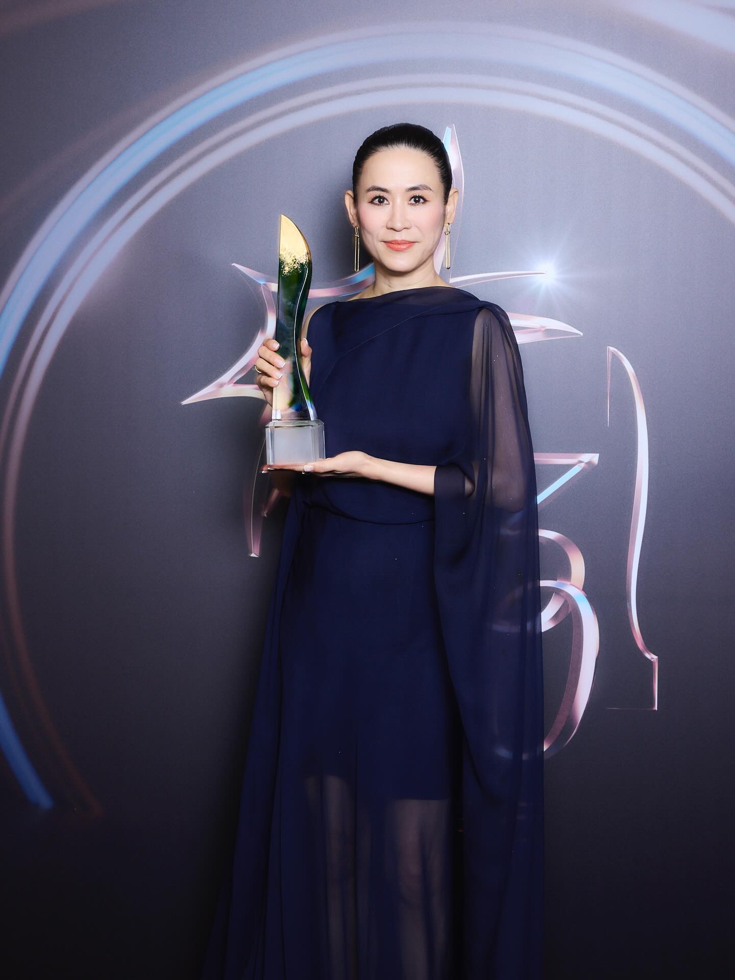 55岁视后认黑脸神 数巨款平衡不满心理