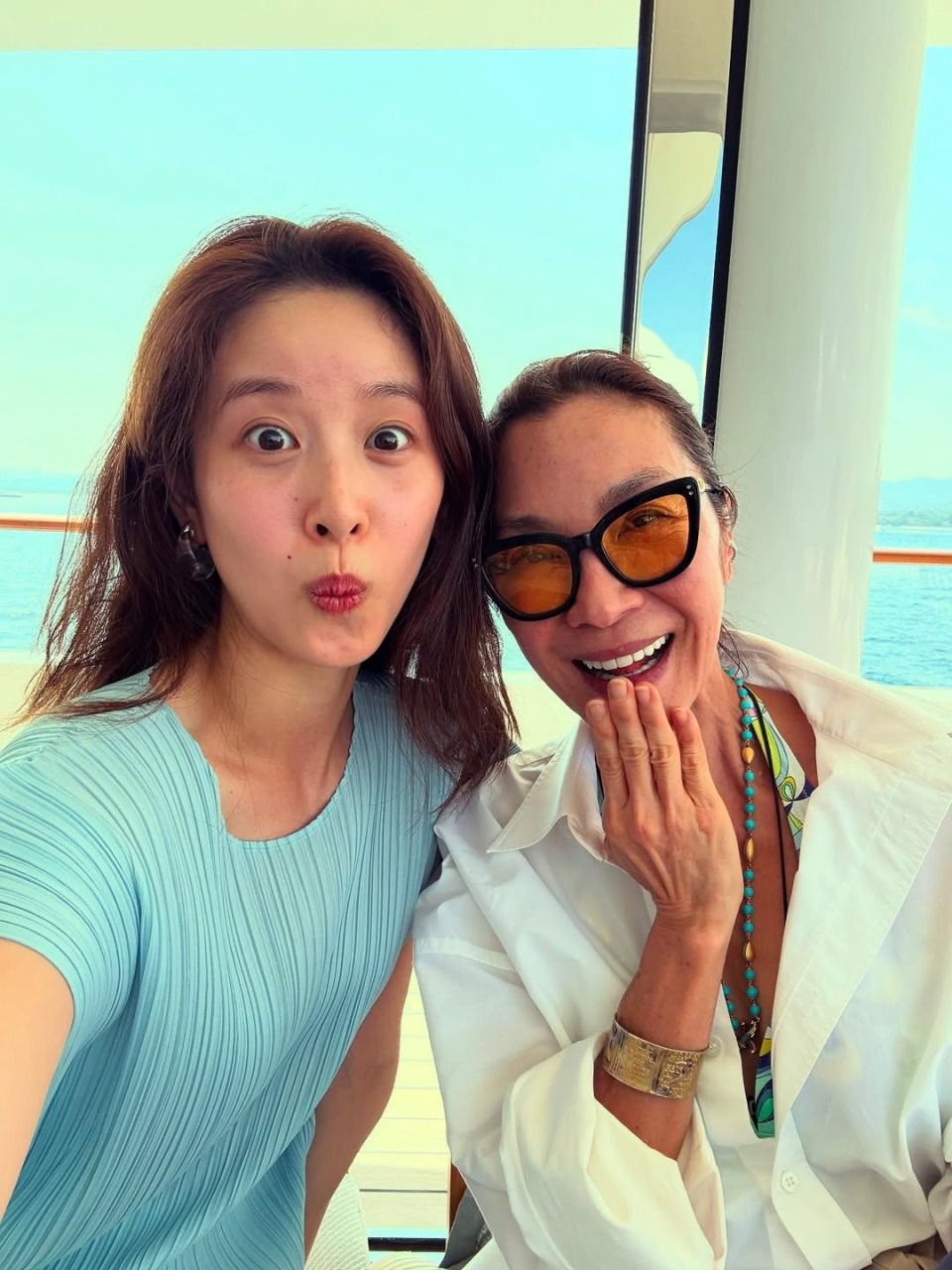 章泽天晒出与杨紫琼的自拍照，表情搞怪。