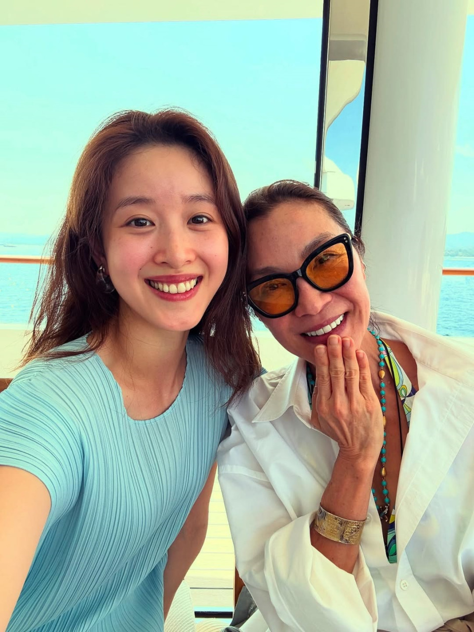 奶茶妹半素颜同框杨紫琼 网惊：差点没认出来