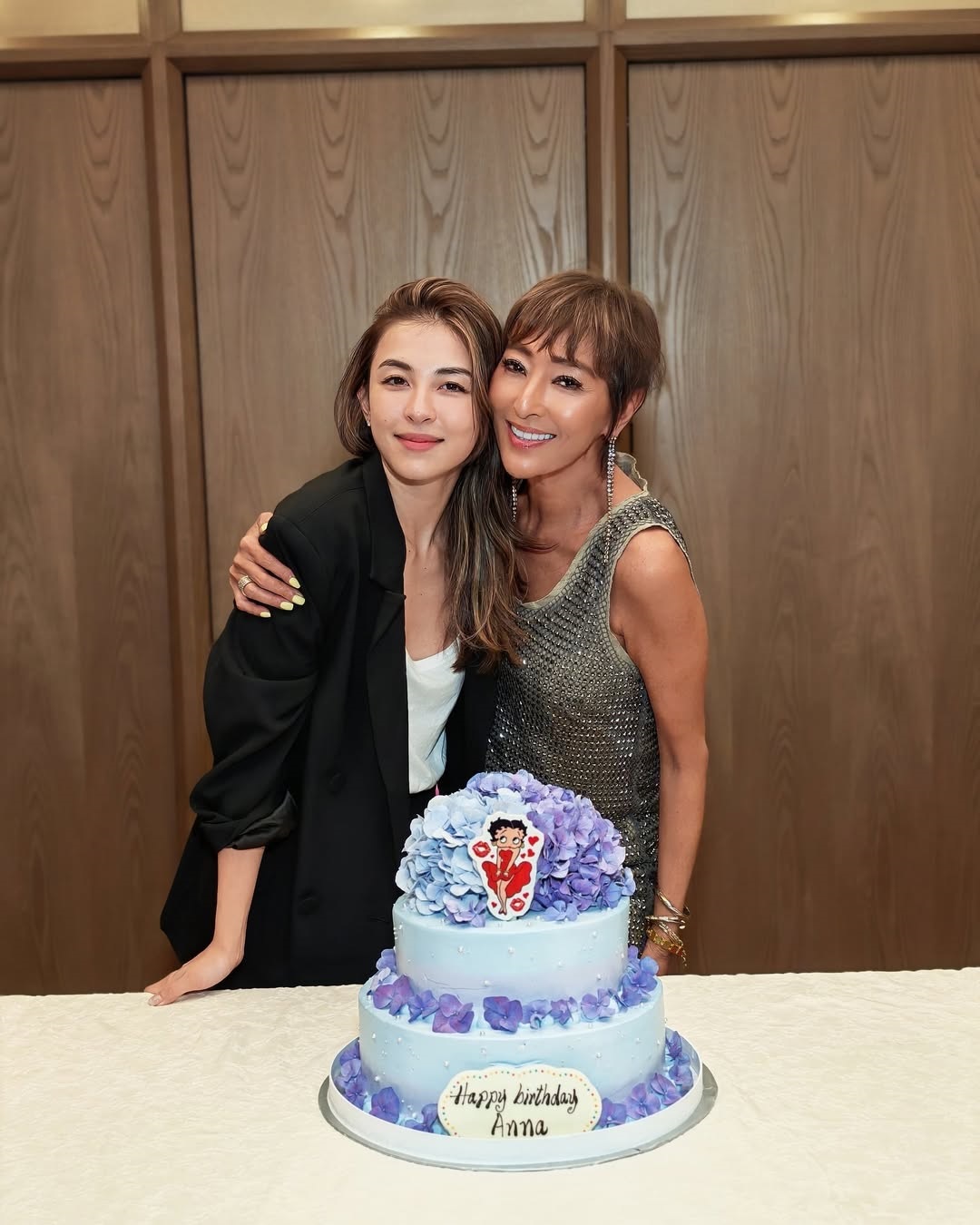 上山诗钠的生日派对众星云集。