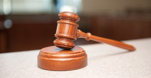 挥刀阻官员封屋 女屋主罚3000