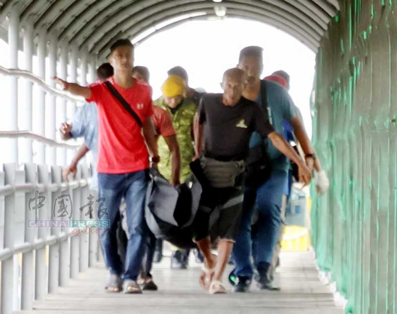 母女遗体是在下午约3时30分，被抬上巴生港口码头。