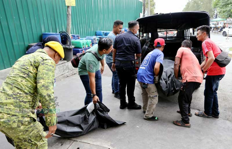 母女遗体随后被抬进黑车。