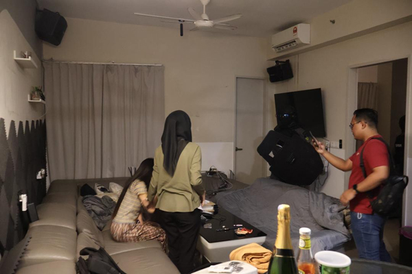 反贪会逮捕5名高级军官和5名平民，其中一人是印尼籍女子。