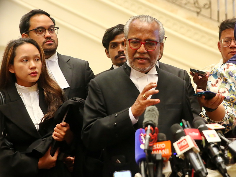 沙菲宜在记者会上发言。
