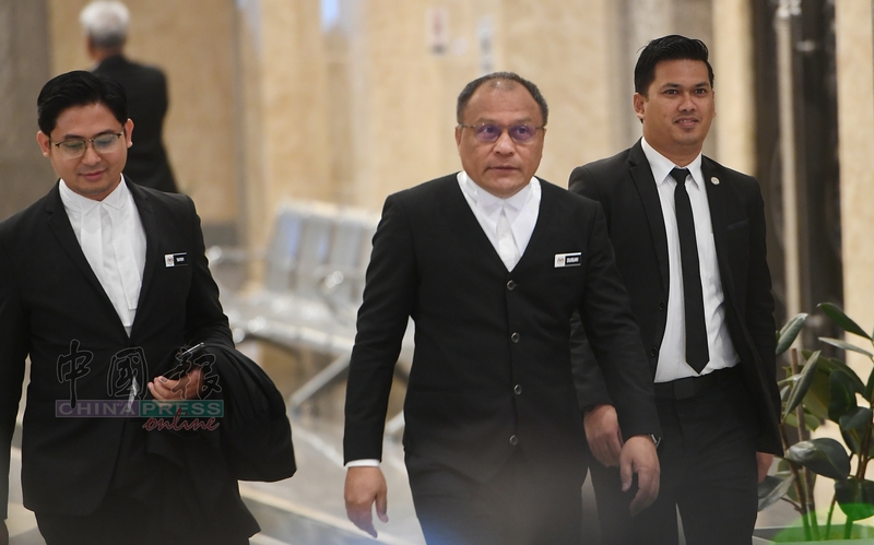 莫哈末杜苏基（中）亲自到法院，聆听三司宣判。
