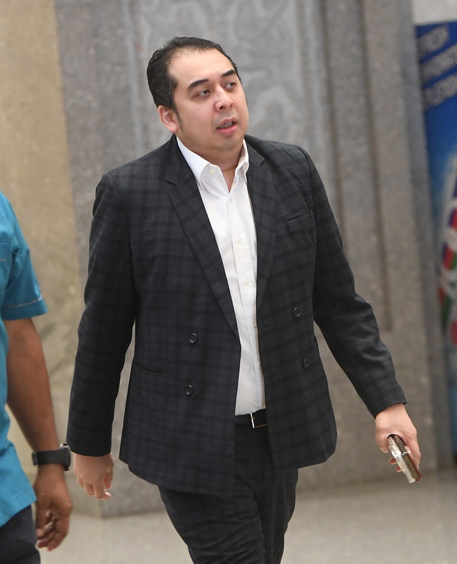 纳吉次子拿督纳兹夫丁到联邦法院，聆听三司宣判。
