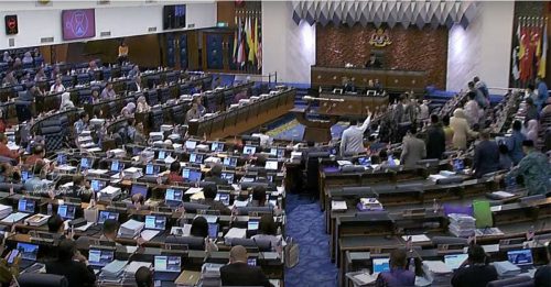 国会动态｜政府采购法案顺利通过 反对党议员离席抗议