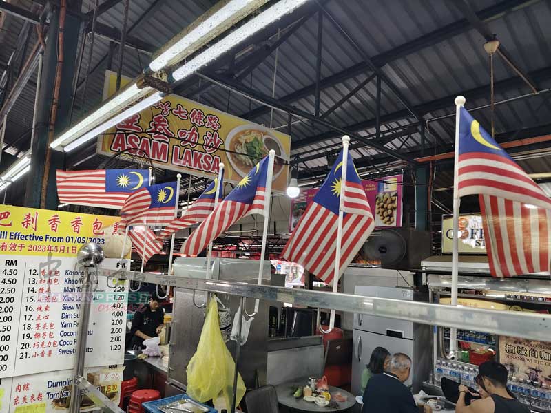 国庆临近，林贤英想更换摊位的国旗，却因为行动不便无法更换。
