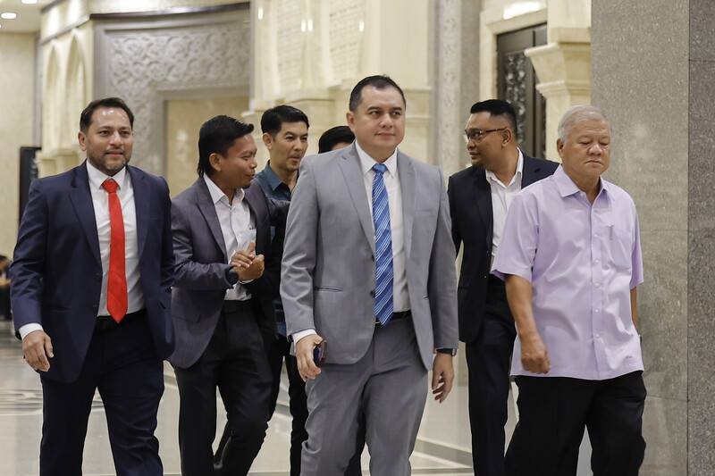 纳吉长子拿督莫哈末尼查到司法宫，以第一时间掌握法院的判决结果。
