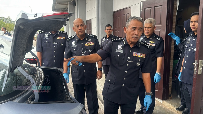 犯罪集团将毒品藏在后尾箱暗格，走私进入我国。
