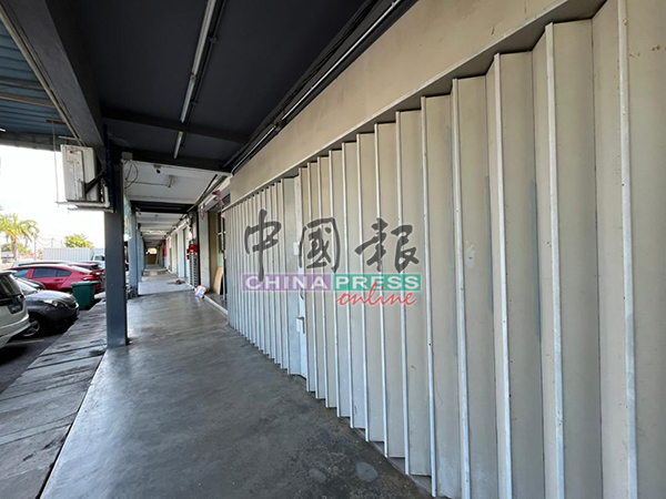 五金店国旗短暂倒挂｜传各方人马聚集 五金店及毗邻商店 选择休业