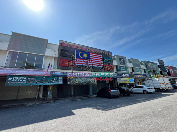 五金店国旗短暂倒挂｜传各方人马聚集 五金店及毗邻商店 选择休业