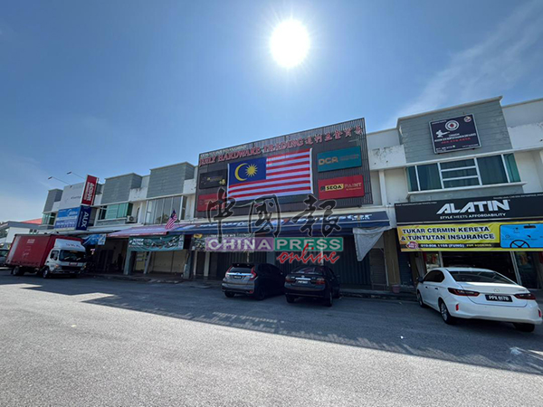 五金店国旗短暂倒挂｜传各方人马聚集 五金店及毗邻商店 选择休业