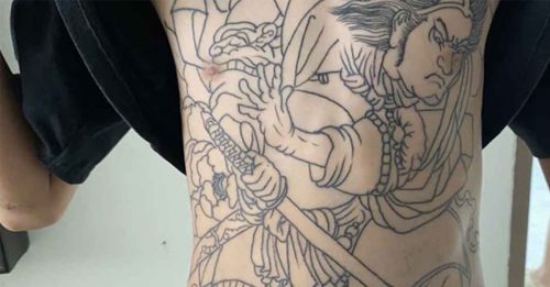 14岁儿偷偷文身 父见胸前持剑人像 怒报警