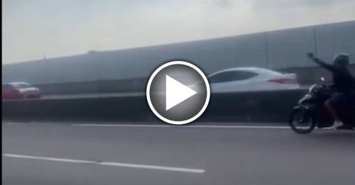 轿车大道逆向行驶 骑士不断打手势提醒