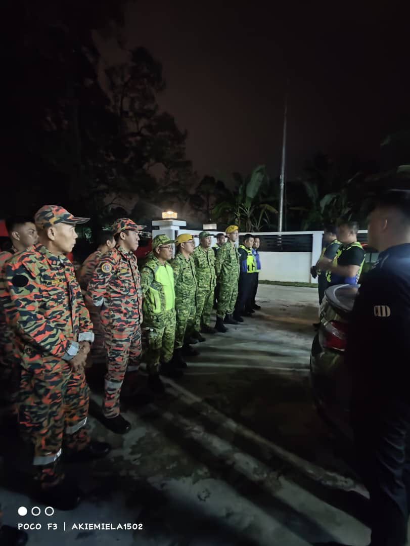 搜救队夜晚进行简报并分派工作。