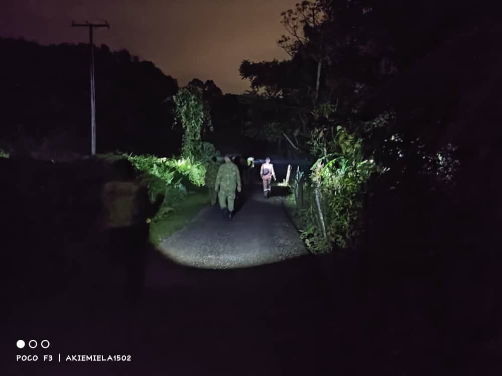 即便入夜，搜救工作也未停滞。