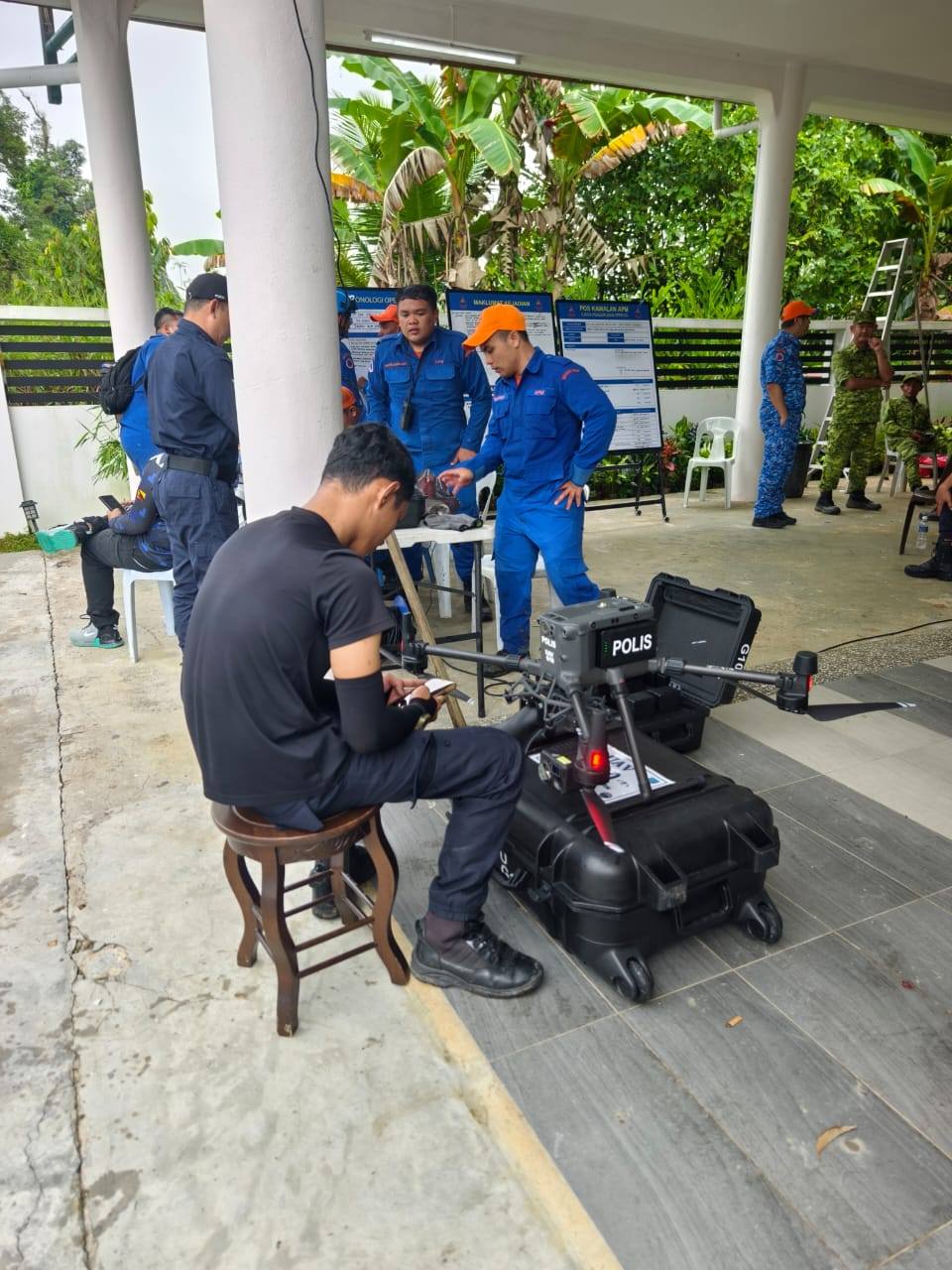 警方出动无人机。