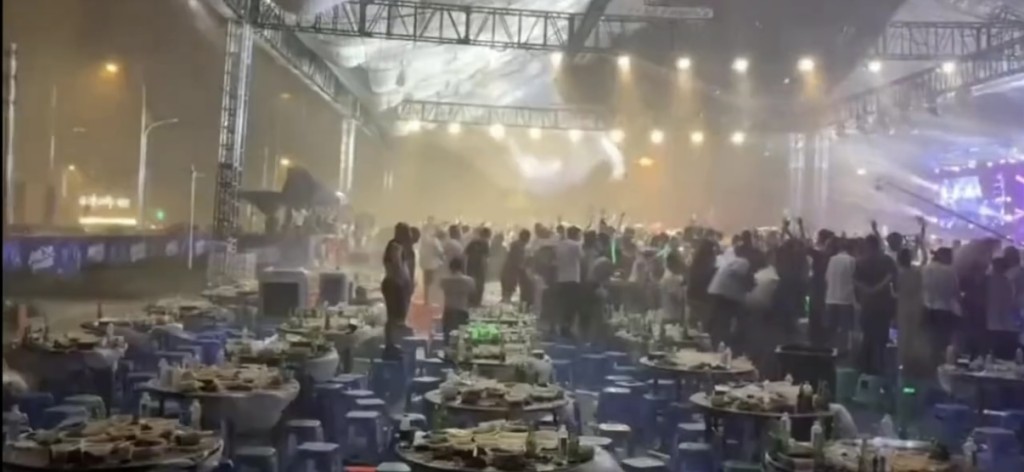 四川啤酒节现场桁架倒塌。