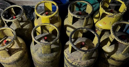 囤补贴汽油食用油 警捣走私窝点 起2自制枪