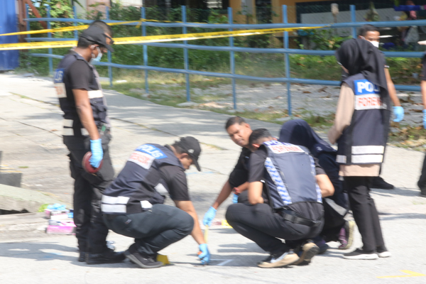 鉴证组人员也正在现场取证及展开调查。