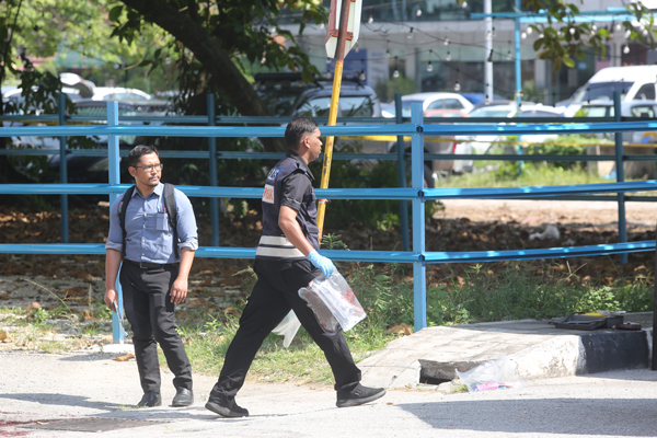 鉴证组人员也正在现场取证及展开调查。