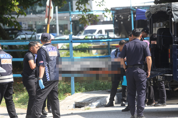 警方鉴证组在现场取证完毕后，将遗体送往医院太平间进行解剖，以鉴定死因。