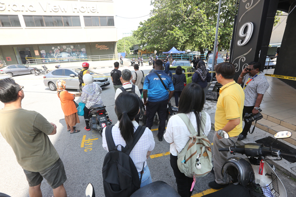 警方已在现场围起黄色警戒线，以防闲杂人等靠近。