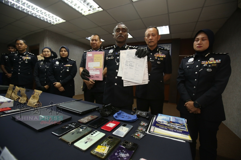 M.古马展示从嫌犯住所中，起获各报生纸、孕妇产检记录簿和国民登记局的表格。