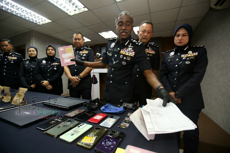 M.古马展示所起获的国民登记局空的表格。