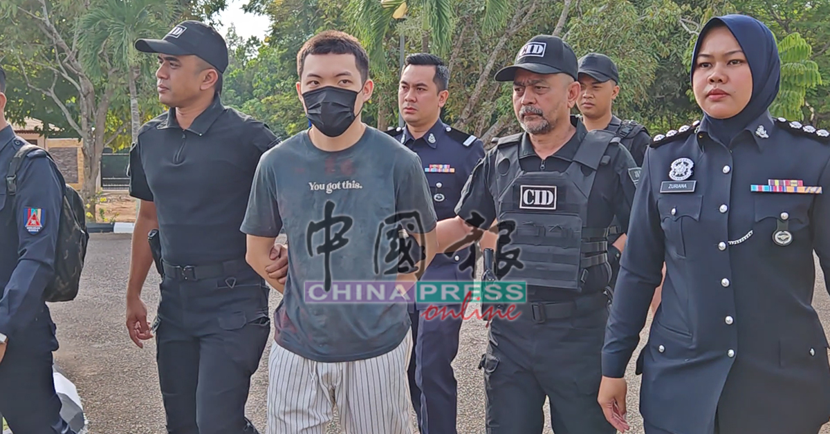 被告(左2)被押送到昔加末法庭时,全程无话,神情淡定。