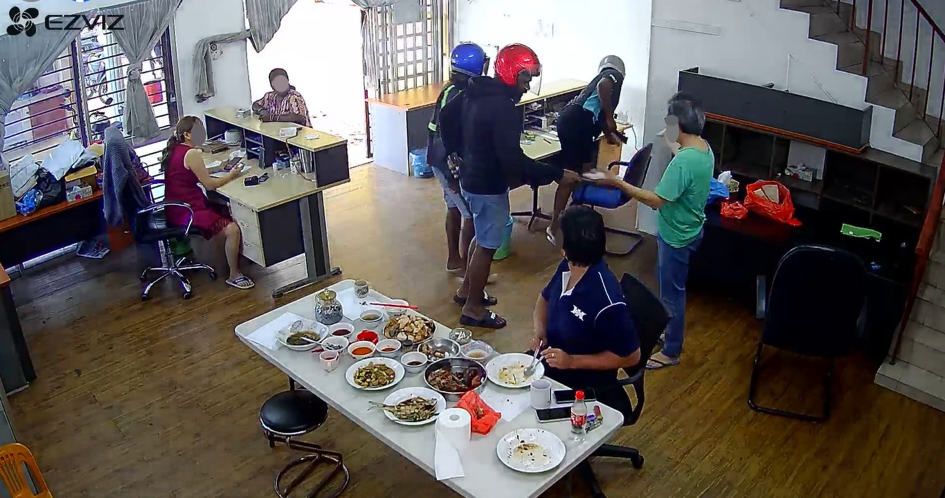 3名匪徒手持巴冷刀入室打劫，吓坏在场的员工。