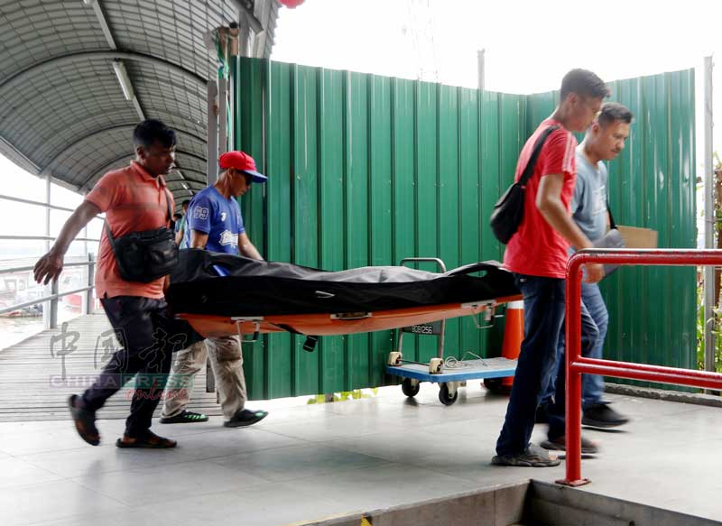 多名警员和志愿警卫团成员，合力把母女遗体抬上岸。
