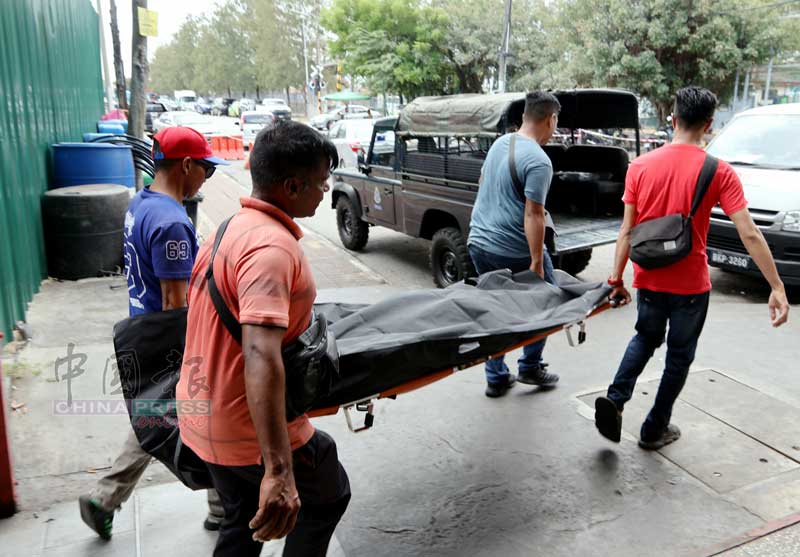 母女遗体被抬出来的画面，令过路人无不感到心酸。
