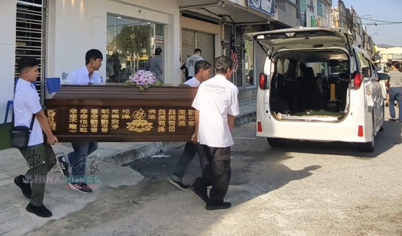 郭峻豪周五（22日）举殡，亲友落泪送别。
