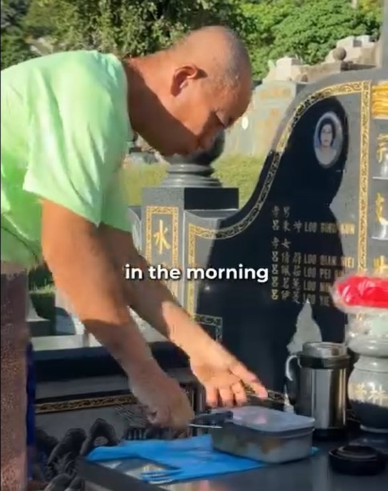吕开恩熟练地摆放祭品,每天和妻子共进早餐。