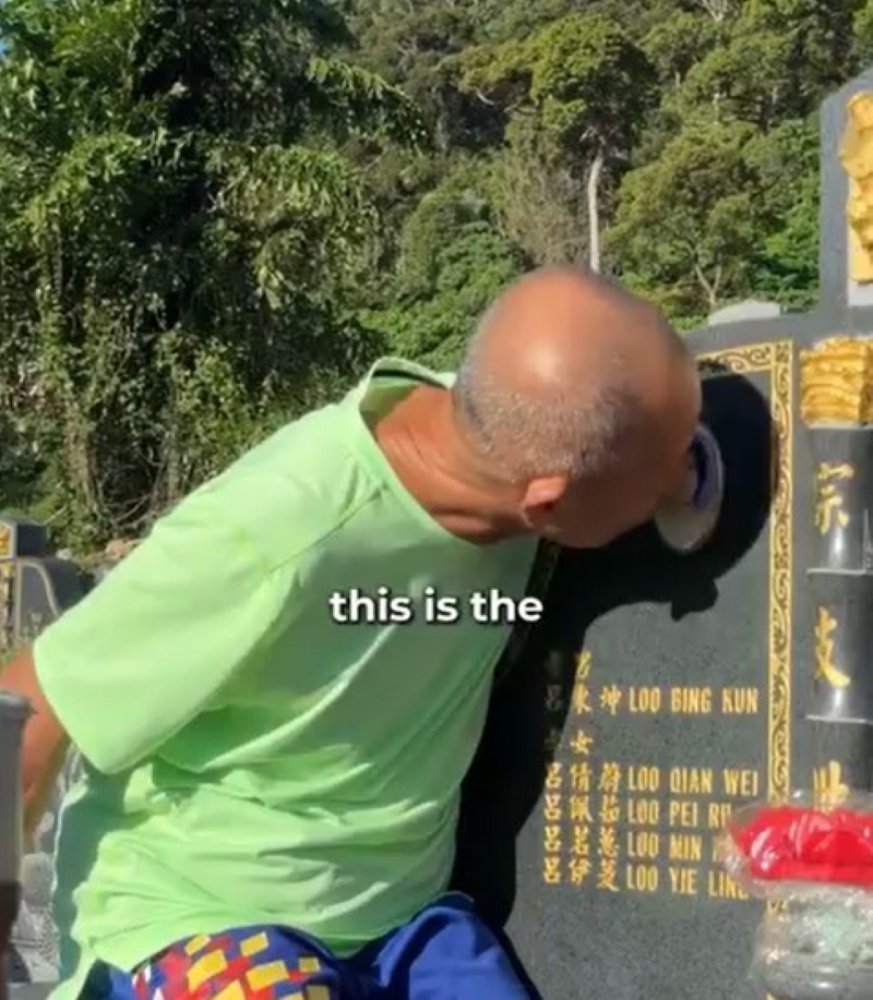 吕开恩轻轻吻着妻子的遗照。