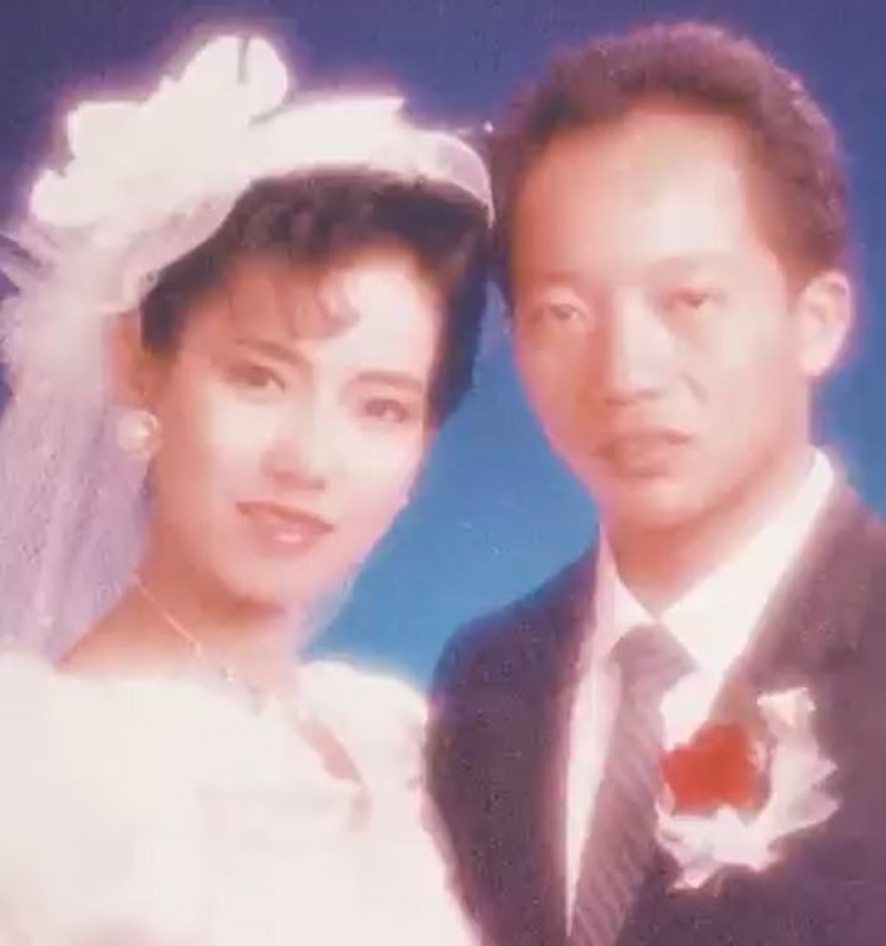 视频中，还能看到吕开恩（右）与妻子当年的结婚照。